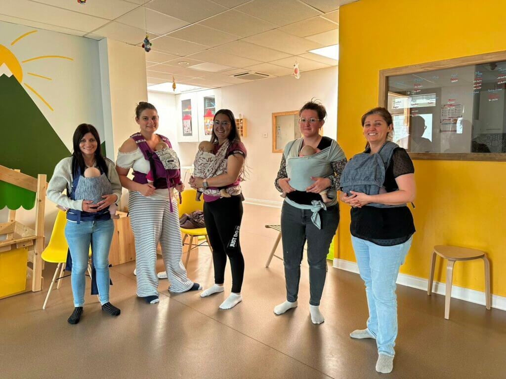 Un des éléments de la pédagogie de la micro-crèche Chemins enchantés à Clermont-Ferrand c'est le portage